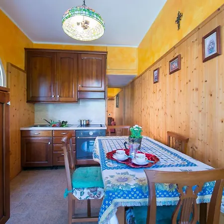 Villa Gisazio Sleeps 10 Air Con *